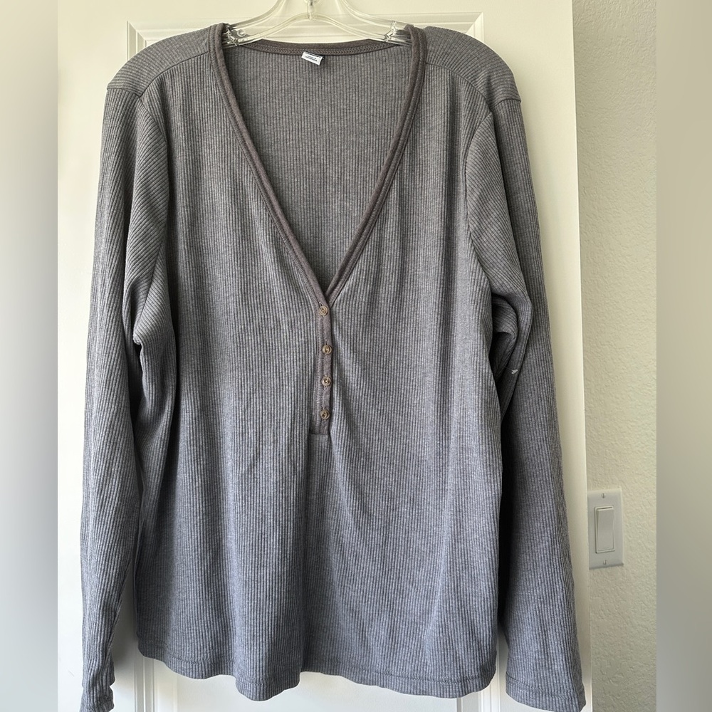 New Old Navy Womens‎ Gray Ribbed Long Sleeve Henley V Neck Button Top NWOT - Picture 2 of 5